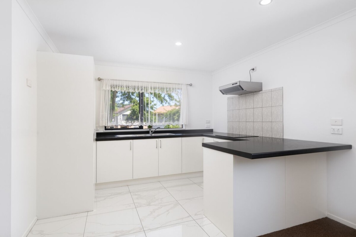Home Country Calling, Freshly painted and ready to move in, 184m2 5 beds house on 431m2 section, close to schools, park, shopping centre, 16 Pyramid Place, Glen Eden, Auckland