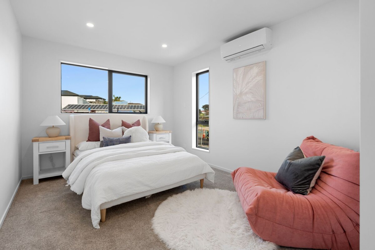 Mt Roskill Grammar school zone, 10-Year Master Builders Guarantee, 134m2 brandnew 3 beds 2.5 bath home, Private backyard with lawn and deck, close to schools, shops, park, with garage on 131m2 section, 1/728 Richardson Road, Hillsborough, Auckland