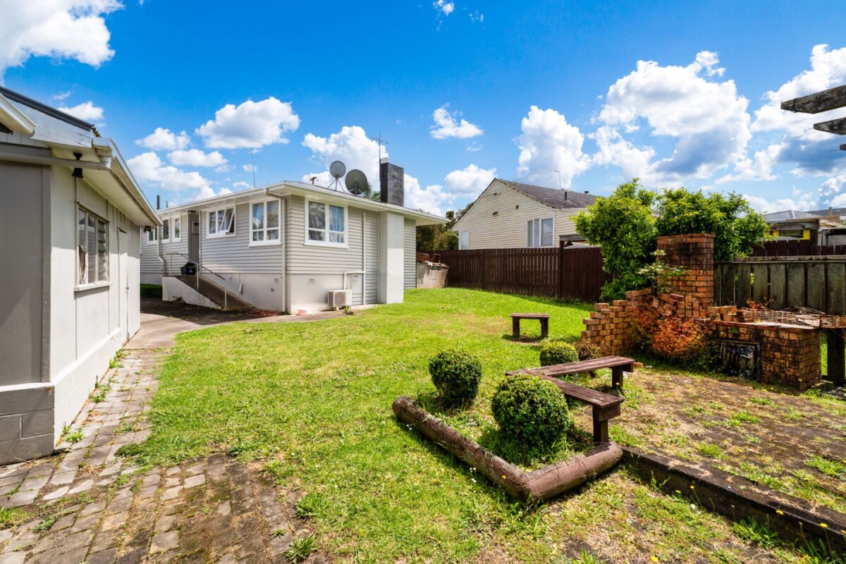 3 beds house on 825m2 near-flat, rectangular section, Zoned Residential-Mixed Housing Urban Zone, approx.4 minutes to the Northwestern Motorway, 6 minutes to WestCity, 13 minutes to Westgate, 39 Coniston Avenue, Te Atatu South, Auckland