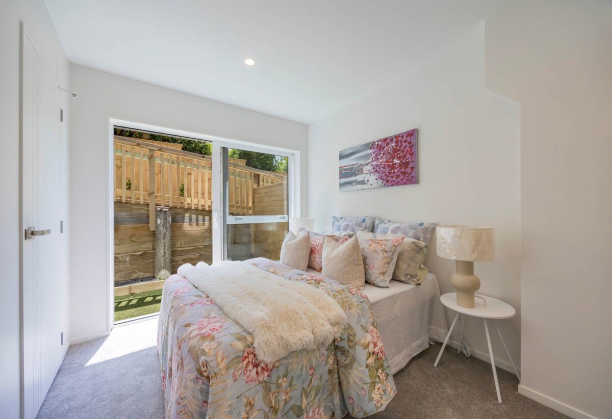 Last One ! Offers Below CV will be considered, brandnew freehold 4 beds 3.5 baths home with garage, no body corp fee, 10-Year Master Build Guarantee , walks to schools and shops, 7D Liston Street, Northcote, Auckland