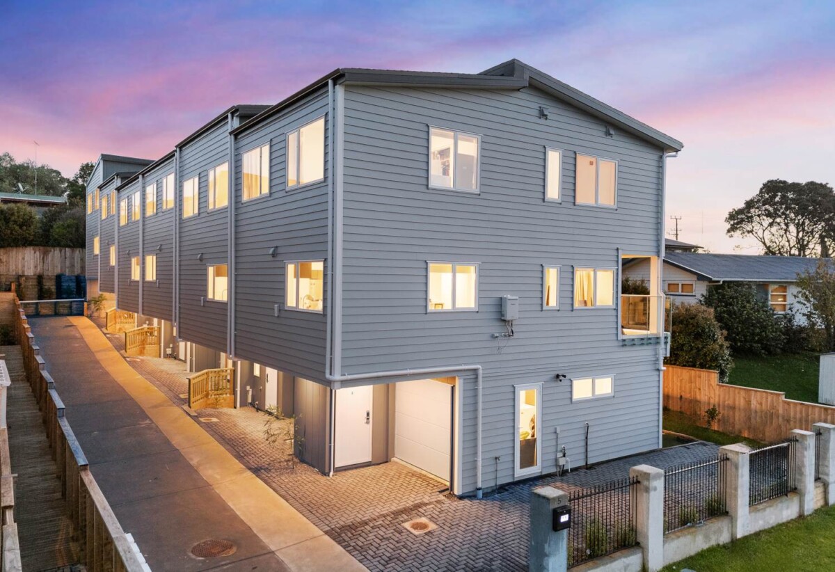 Last One ! Offers Below CV will be considered, brandnew freehold 4 beds 3.5 baths home with garage, no body corp fee, 10-Year Master Build Guarantee , walks to schools and shops, 7D Liston Street, Northcote, Auckland