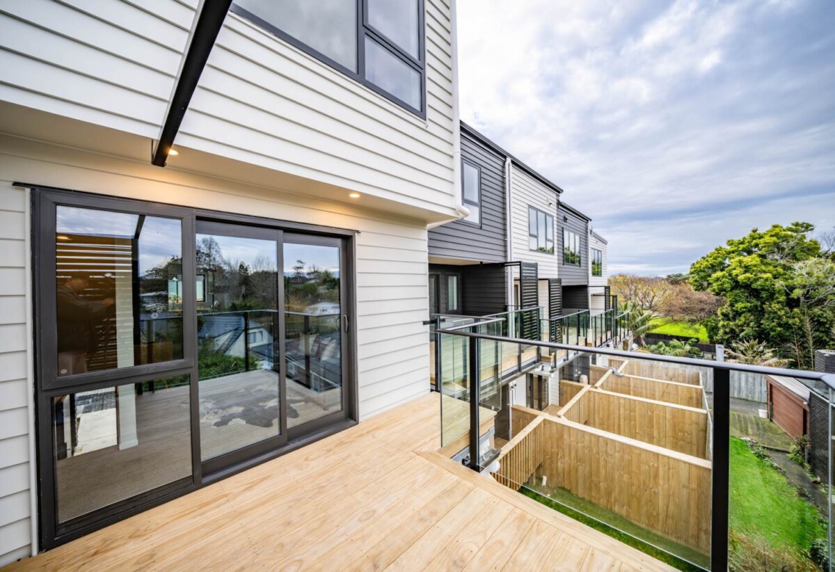 Brandnew 2 beds + 1 flexi room 1.5 baths home with garage, Walk to Woolworths, Pak’nSave, and the bus stop, 0.5 km to Howick Primary School, 0.7 km to Howick Intermediate, 0.8 km to Pakuranga College, 2/630 Pakuranga Road, Howick, Auckland