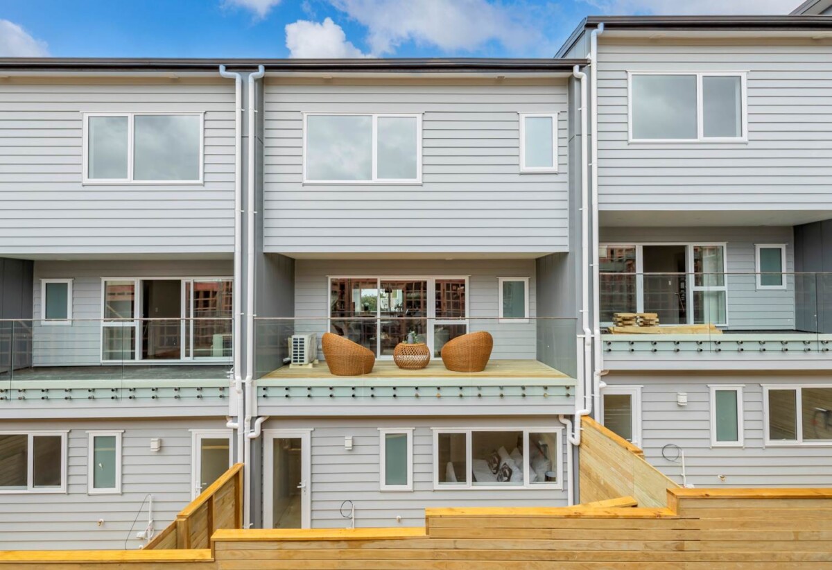 Last One ! Offers Below CV will be considered, brandnew freehold 4 beds 3.5 baths home with garage, no body corp fee, 10-Year Master Build Guarantee , walks to schools and shops, 7D Liston Street, Northcote, Auckland