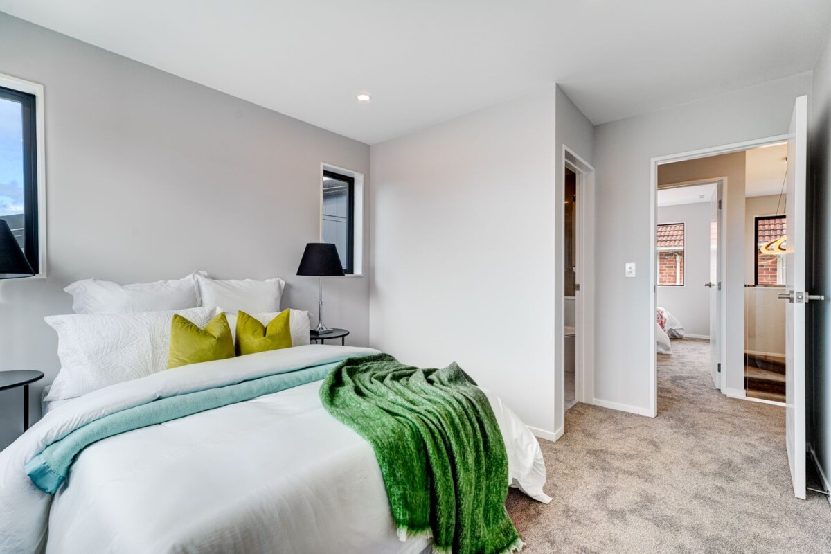 Mt Roskill Grammar school zone, Freehold standalone 3 beds 2.5 baths home with garage, close to schools, shops, park, motorway access, 82 Gifford Avenue, Mount Roskill, Auckland