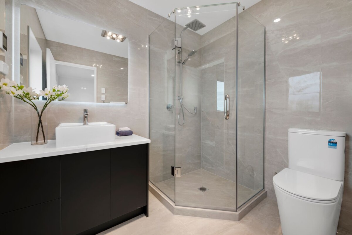 Brandnew 6 beds 5.5 baths house on 365m2 section, with 2 beds granny, 8 Pineview Drive, Karaka, Auckland