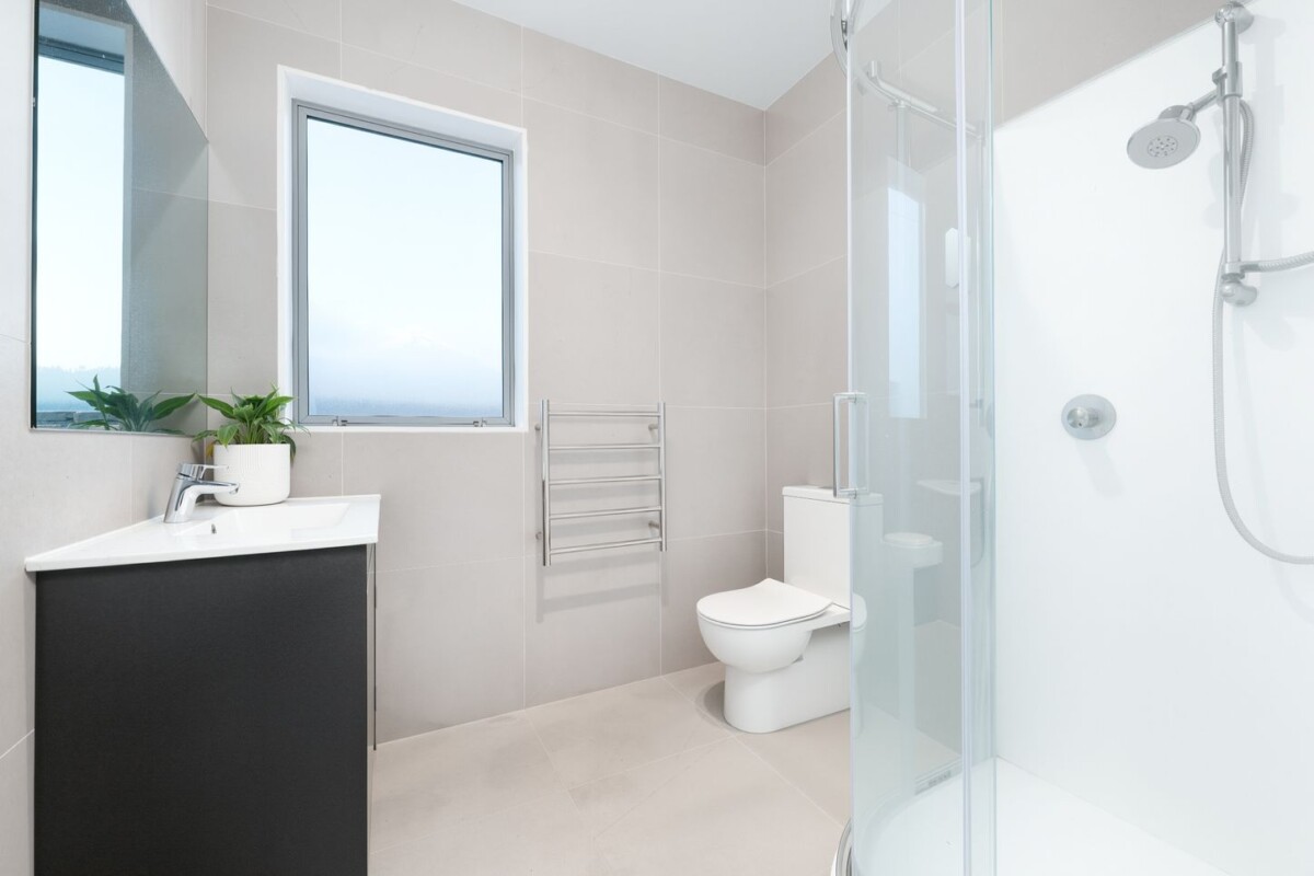 181m2 4 beds house on 209m2 section, walks to the train station and primary school and close to Henderson shops, 41 Sunshine Boulevard, Sunnyvale, Auckland