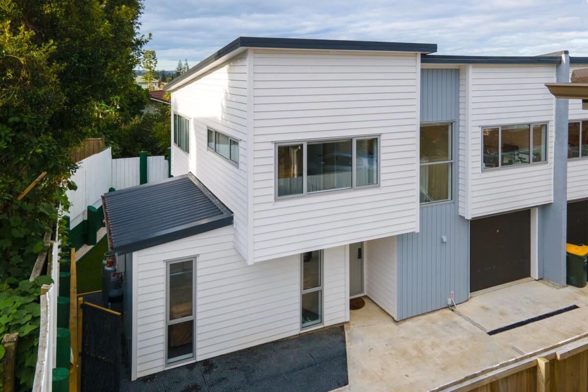 Owners Committed to Their Next Chapter, 148m2 3 beds 2.5 bath home with garage on 173m2 section, close to schools, shopping centres, train station, 20D Kelwyn Road, Kelston, Auckland