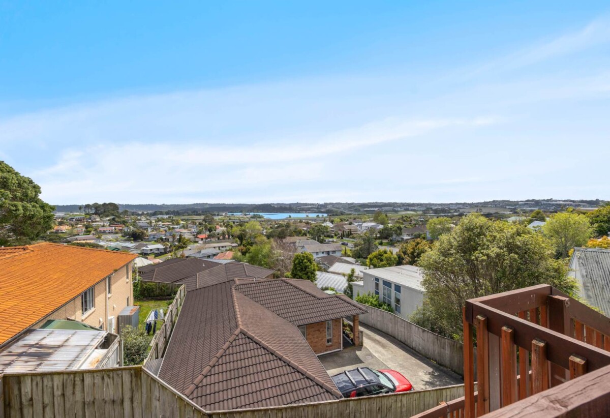 Vendor Relocating – Urgent Sale, 3 beds house on 434m2 section, Albany school zone, minutes to Albany Mall, motorway access, 118 Sunset Road, Unsworth Heights, Auckland