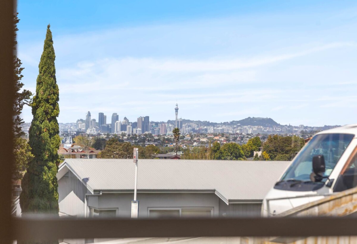 Vendor Relocating – Urgent Sale, 3 beds house on 434m2 section, Albany school zone, minutes to Albany Mall, motorway access, 118 Sunset Road, Unsworth Heights, Auckland