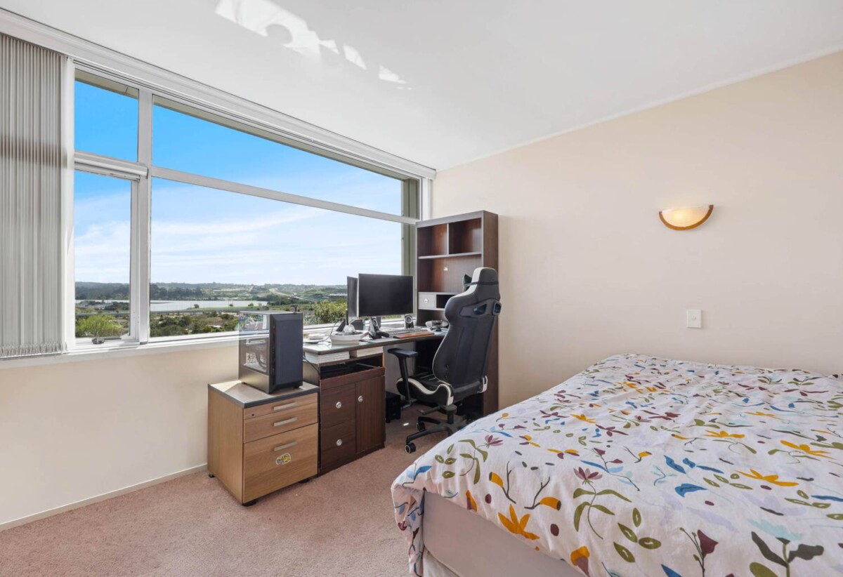 Vendor Relocating – Urgent Sale, 3 beds house on 434m2 section, Albany school zone, minutes to Albany Mall, motorway access, 118 Sunset Road, Unsworth Heights, Auckland
