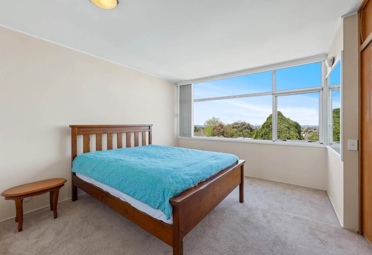 Vendor Relocating – Urgent Sale, 3 beds house on 434m2 section, Albany school zone, minutes to Albany Mall, motorway access, 118 Sunset Road, Unsworth Heights, Auckland