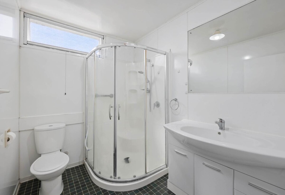 Vendor Relocating – Urgent Sale, 3 beds house on 434m2 section, Albany school zone, minutes to Albany Mall, motorway access, 118 Sunset Road, Unsworth Heights, Auckland