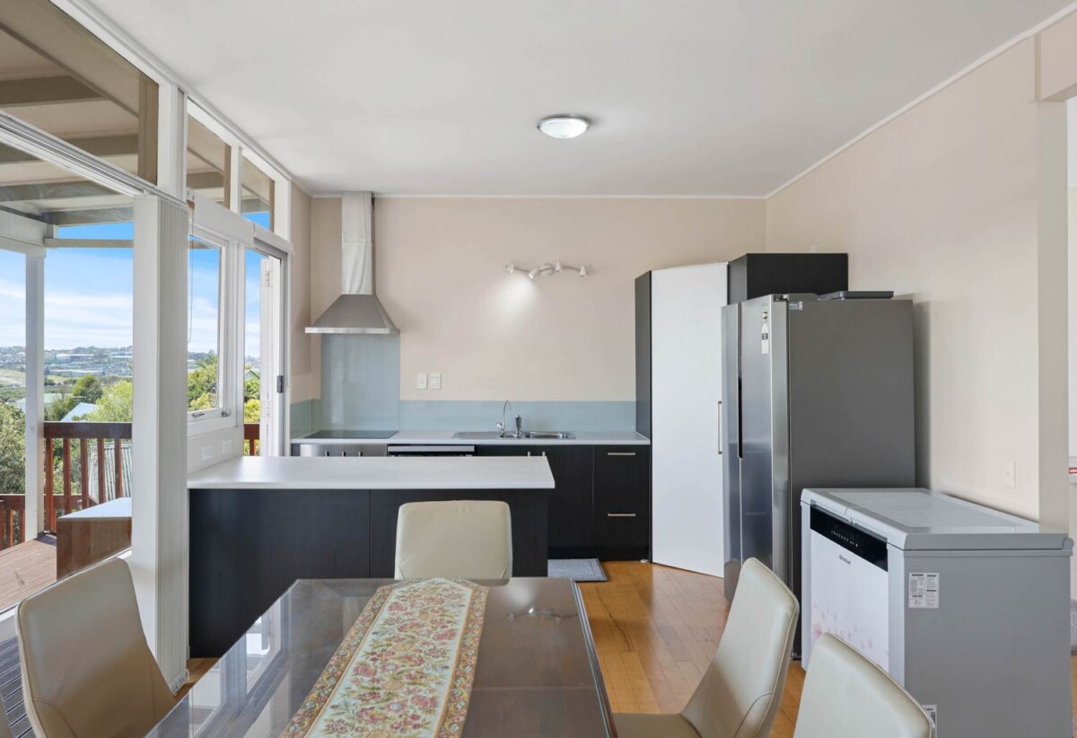 Vendor Relocating – Urgent Sale, 3 beds house on 434m2 section, Albany school zone, minutes to Albany Mall, motorway access, 118 Sunset Road, Unsworth Heights, Auckland