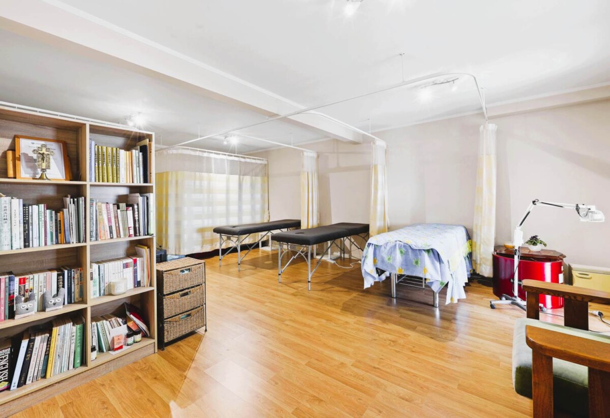 Vendor Relocating – Urgent Sale, 3 beds house on 434m2 section, Albany school zone, minutes to Albany Mall, motorway access, 118 Sunset Road, Unsworth Heights, Auckland