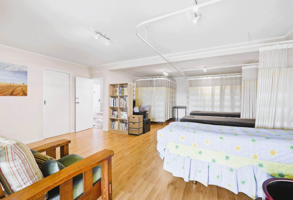 Vendor Relocating – Urgent Sale, 3 beds house on 434m2 section, Albany school zone, minutes to Albany Mall, motorway access, 118 Sunset Road, Unsworth Heights, Auckland