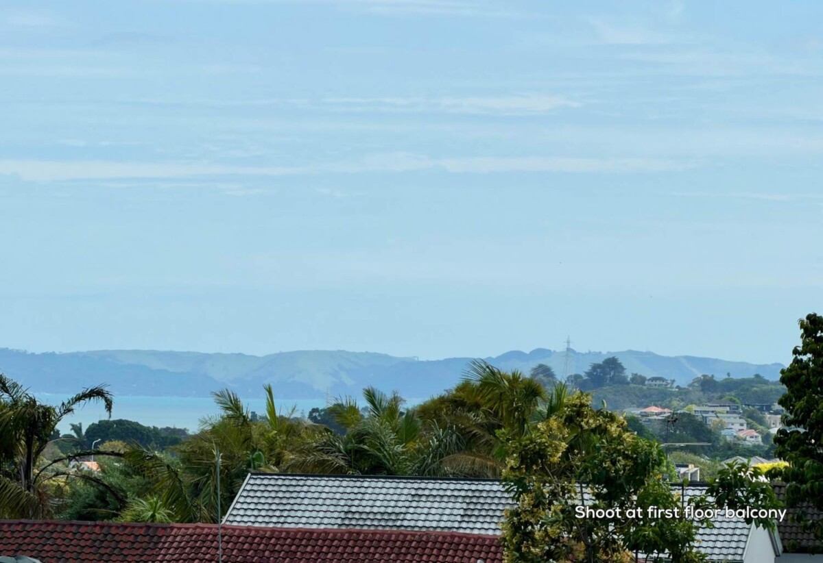2 beds house with sun room and 3 carports, just a 2-minute leisurely stroll to the One Tree Hill Grand Dr gate, or walk to Royal Oak Shopping Centre. 4/91 Campbell Road, One Tree Hill, Auckland