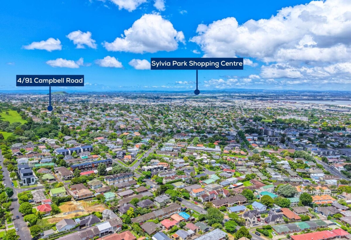 2 beds house with sun room and 3 carports, just a 2-minute leisurely stroll to the One Tree Hill Grand Dr gate, or walk to Royal Oak Shopping Centre. 4/91 Campbell Road, One Tree Hill, Auckland