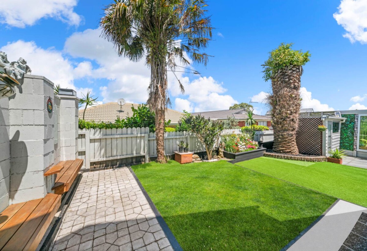 2 beds house with sun room and 3 carports, just a 2-minute leisurely stroll to the One Tree Hill Grand Dr gate, or walk to Royal Oak Shopping Centre. 4/91 Campbell Road, One Tree Hill, Auckland