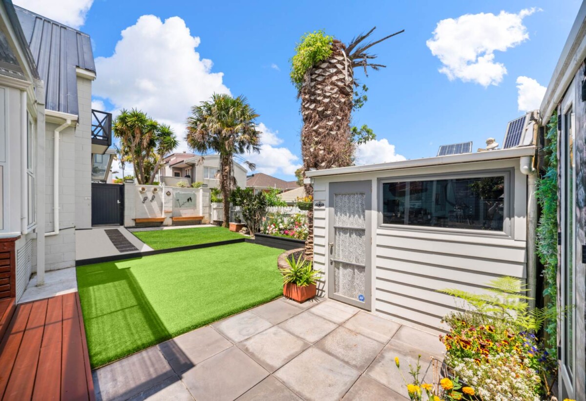 2 beds house with sun room and 3 carports, just a 2-minute leisurely stroll to the One Tree Hill Grand Dr gate, or walk to Royal Oak Shopping Centre. 4/91 Campbell Road, One Tree Hill, Auckland
