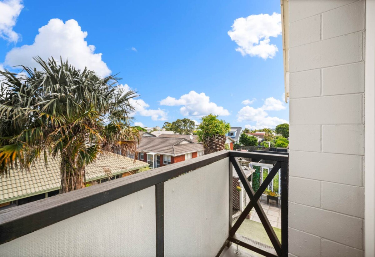 2 beds house with sun room and 3 carports, just a 2-minute leisurely stroll to the One Tree Hill Grand Dr gate, or walk to Royal Oak Shopping Centre. 4/91 Campbell Road, One Tree Hill, Auckland