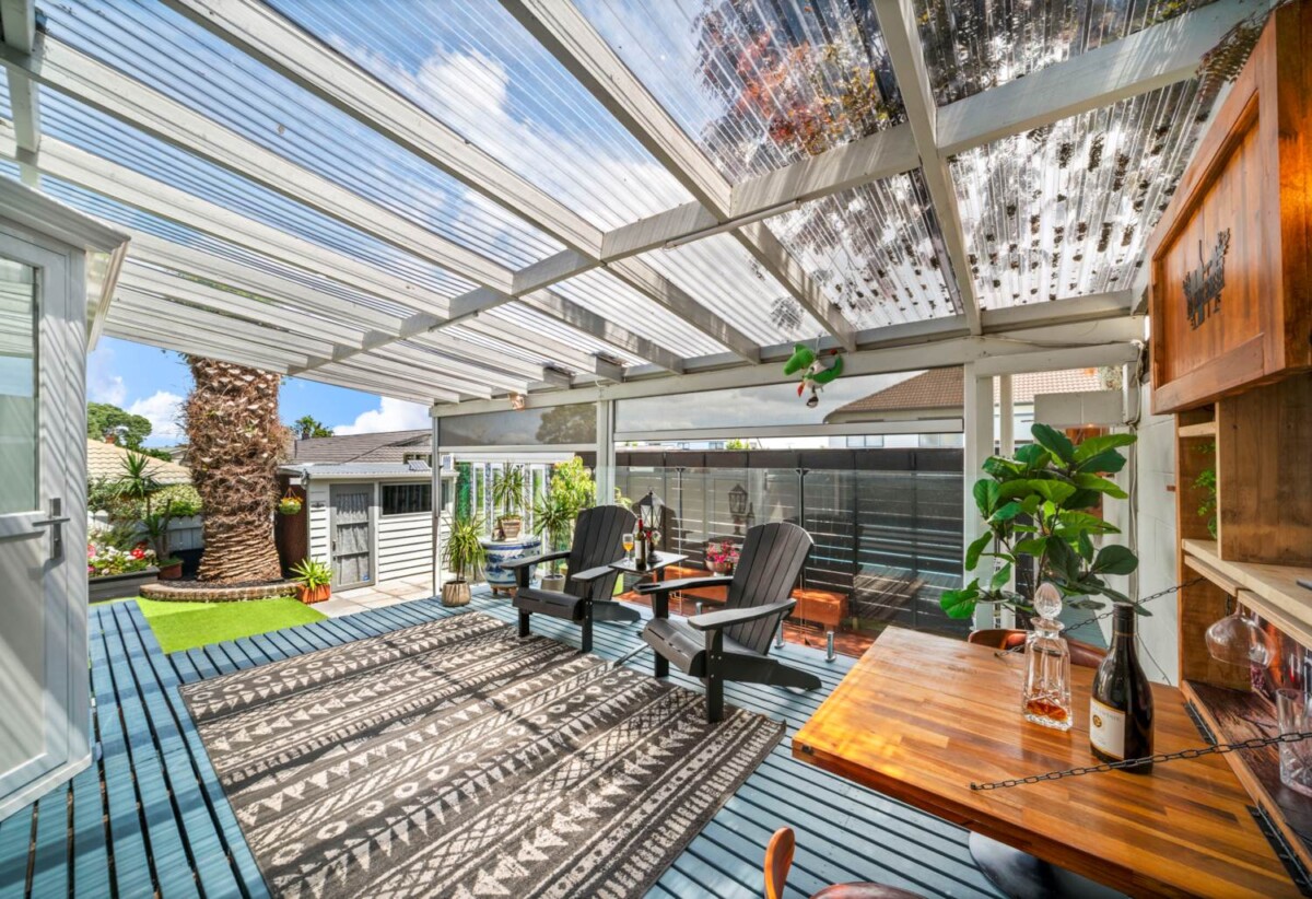 2 beds house with sun room and 3 carports, just a 2-minute leisurely stroll to the One Tree Hill Grand Dr gate, or walk to Royal Oak Shopping Centre. 4/91 Campbell Road, One Tree Hill, Auckland