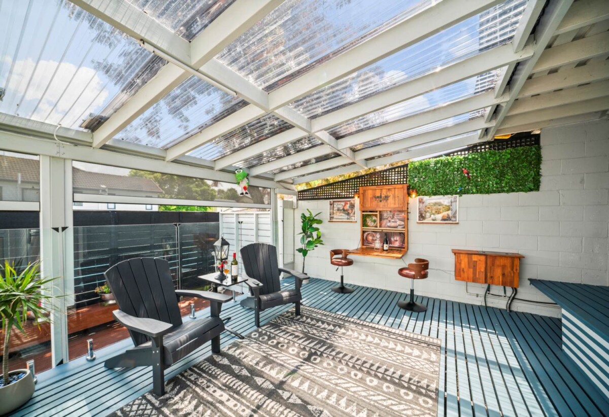 2 beds house with sun room and 3 carports, just a 2-minute leisurely stroll to the One Tree Hill Grand Dr gate, or walk to Royal Oak Shopping Centre. 4/91 Campbell Road, One Tree Hill, Auckland