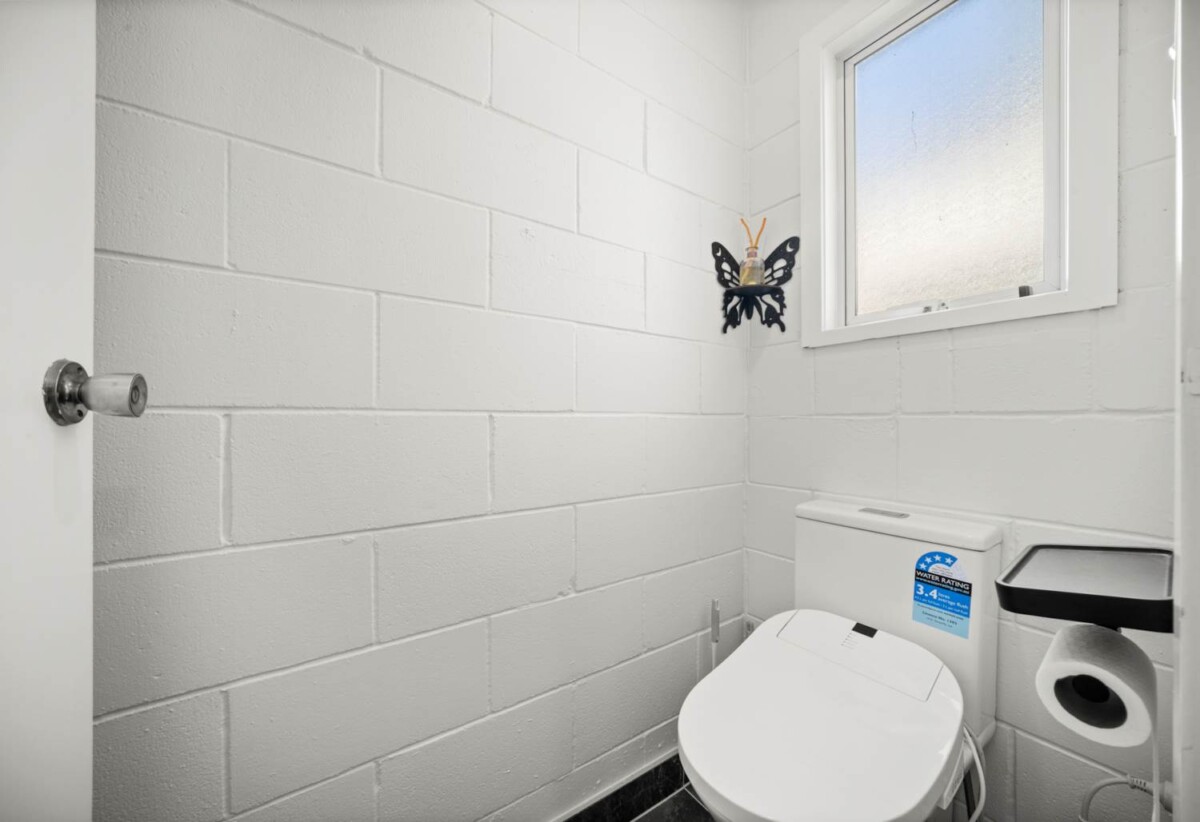 2 beds house with sun room and 3 carports, just a 2-minute leisurely stroll to the One Tree Hill Grand Dr gate, or walk to Royal Oak Shopping Centre. 4/91 Campbell Road, One Tree Hill, Auckland