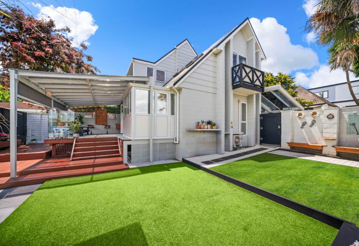 2 beds house with sun room and 3 carports, just a 2-minute leisurely stroll to the One Tree Hill Grand Dr gate, or walk to Royal Oak Shopping Centre. 4/91 Campbell Road, One Tree Hill, Auckland