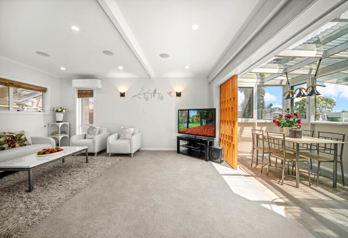 2 beds house with sun room and 3 carports, just a 2-minute leisurely stroll to the One Tree Hill Grand Dr gate, or walk to Royal Oak Shopping Centre. 4/91 Campbell Road, One Tree Hill, Auckland