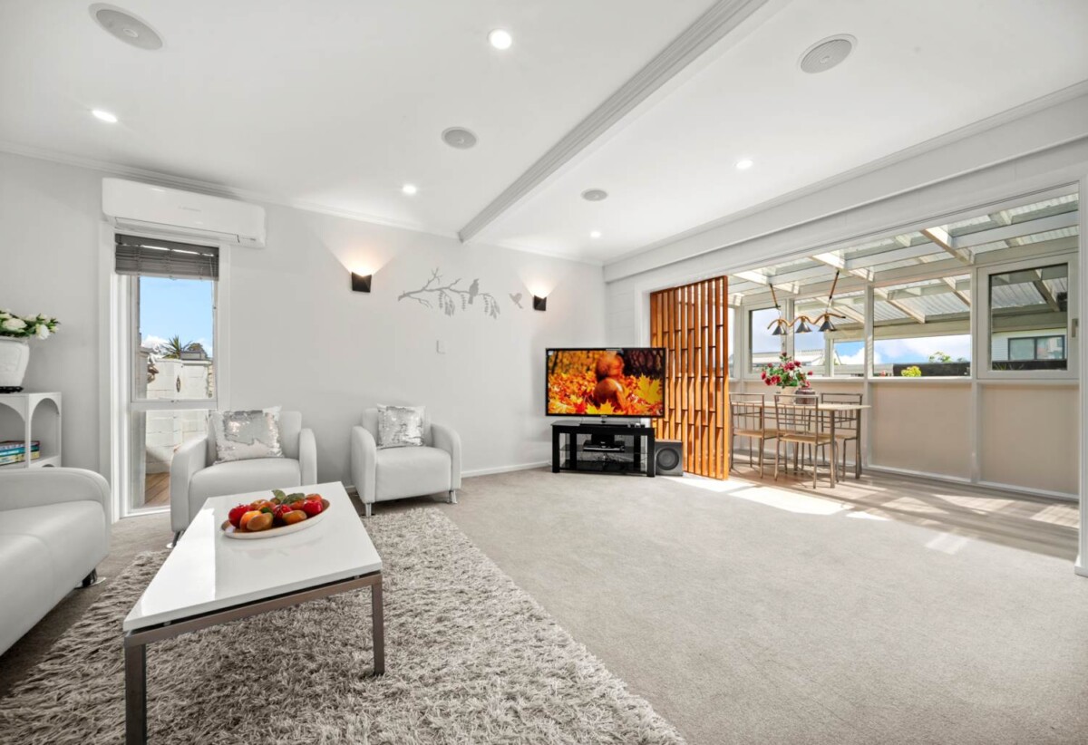 2 beds house with sun room and 3 carports, just a 2-minute leisurely stroll to the One Tree Hill Grand Dr gate, or walk to Royal Oak Shopping Centre. 4/91 Campbell Road, One Tree Hill, Auckland