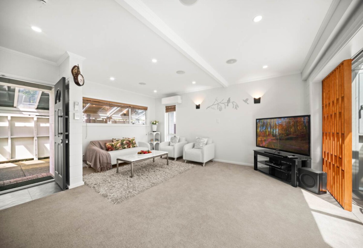 2 beds house with sun room and 3 carports, just a 2-minute leisurely stroll to the One Tree Hill Grand Dr gate, or walk to Royal Oak Shopping Centre. 4/91 Campbell Road, One Tree Hill, Auckland