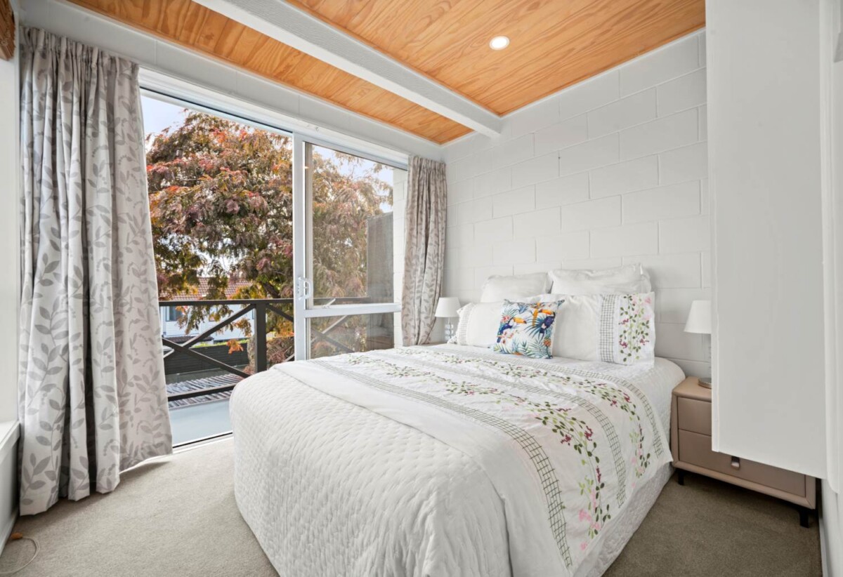 2 beds house with sun room and 3 carports, just a 2-minute leisurely stroll to the One Tree Hill Grand Dr gate, or walk to Royal Oak Shopping Centre. 4/91 Campbell Road, One Tree Hill, Auckland
