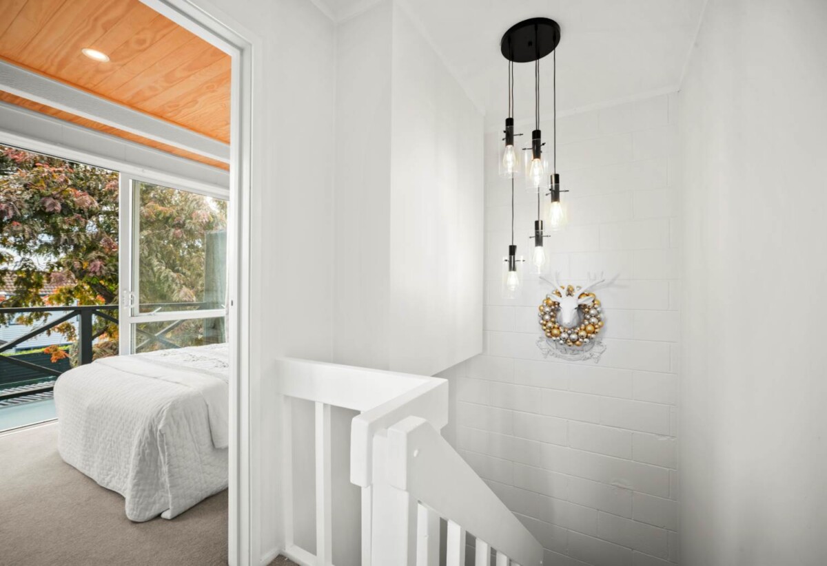 2 beds house with sun room and 3 carports, just a 2-minute leisurely stroll to the One Tree Hill Grand Dr gate, or walk to Royal Oak Shopping Centre. 4/91 Campbell Road, One Tree Hill, Auckland