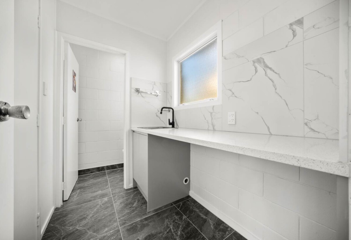 2 beds house with sun room and 3 carports, just a 2-minute leisurely stroll to the One Tree Hill Grand Dr gate, or walk to Royal Oak Shopping Centre. 4/91 Campbell Road, One Tree Hill, Auckland