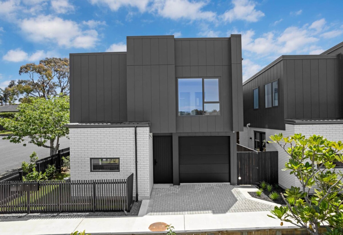 Move-in ready, brandnew 4 beds 2.5 bahs home with garage, close to schools, shopping centres, 0.5 km to Howick Primary School, 0.7 km to Howick Intermediate, 1.4 km to Pakuranga College, 24 Finnerty Avenue, Howick, Auckland