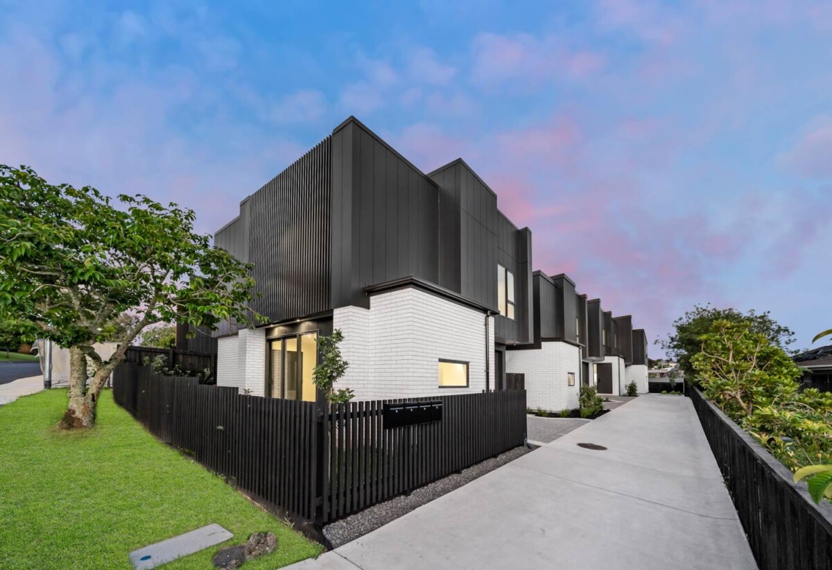 Move-in ready, brandnew 4 beds 2.5 bahs home with garage, close to schools, shopping centres, 0.5 km to Howick Primary School, 0.7 km to Howick Intermediate, 1.4 km to Pakuranga College, 24 Finnerty Avenue, Howick, Auckland