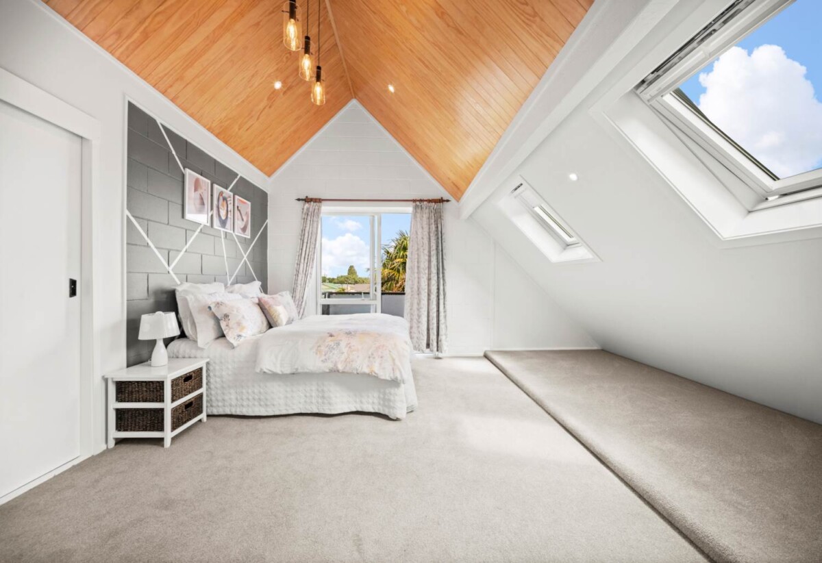2 beds house with sun room and 3 carports, just a 2-minute leisurely stroll to the One Tree Hill Grand Dr gate, or walk to Royal Oak Shopping Centre. 4/91 Campbell Road, One Tree Hill, Auckland