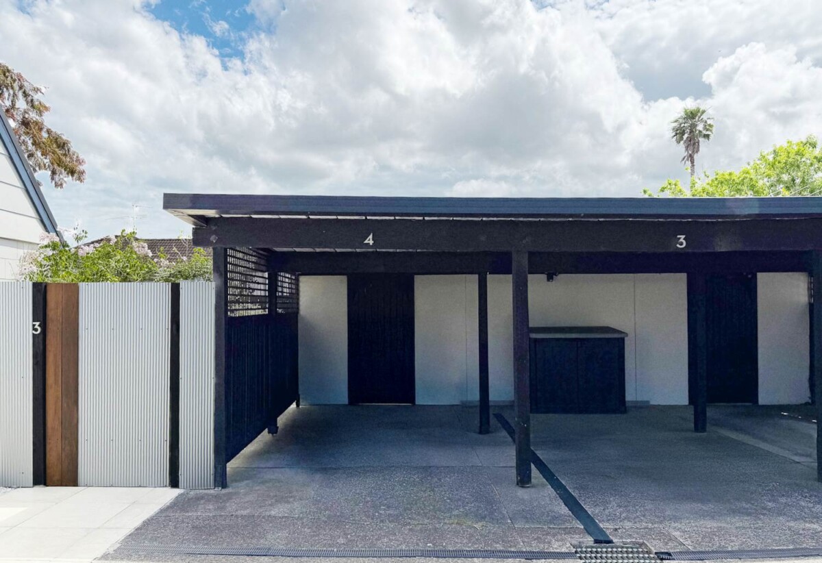 2 beds house with sun room and 3 carports, just a 2-minute leisurely stroll to the One Tree Hill Grand Dr gate, or walk to Royal Oak Shopping Centre. 4/91 Campbell Road, One Tree Hill, Auckland