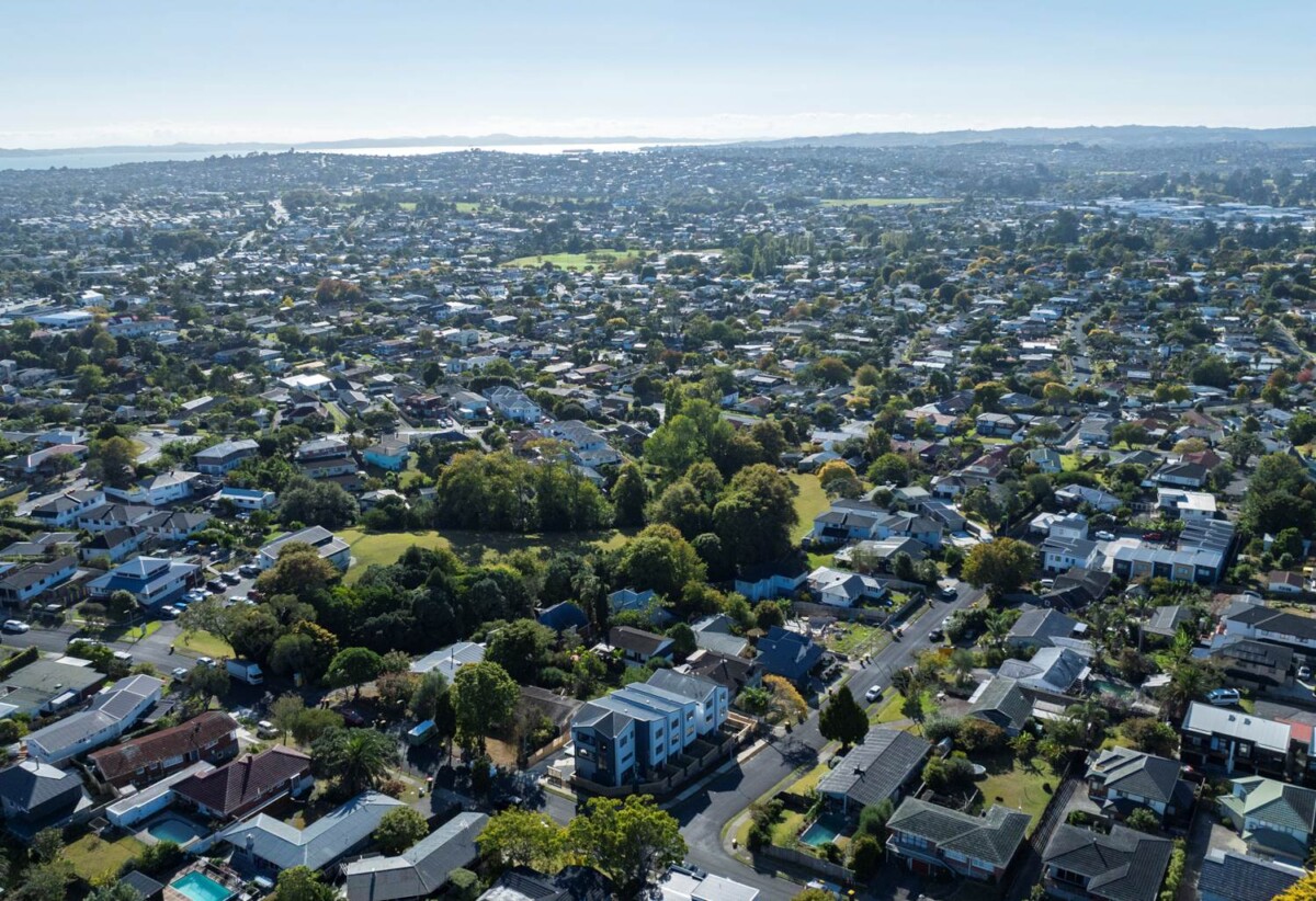 10-Year Master Builder Guarantee, move-in ready, brandnew 3 beds 3 baths home, walks to schools minutes to shopping centres, 2D Grove Lane, Pakuranga, Auckland