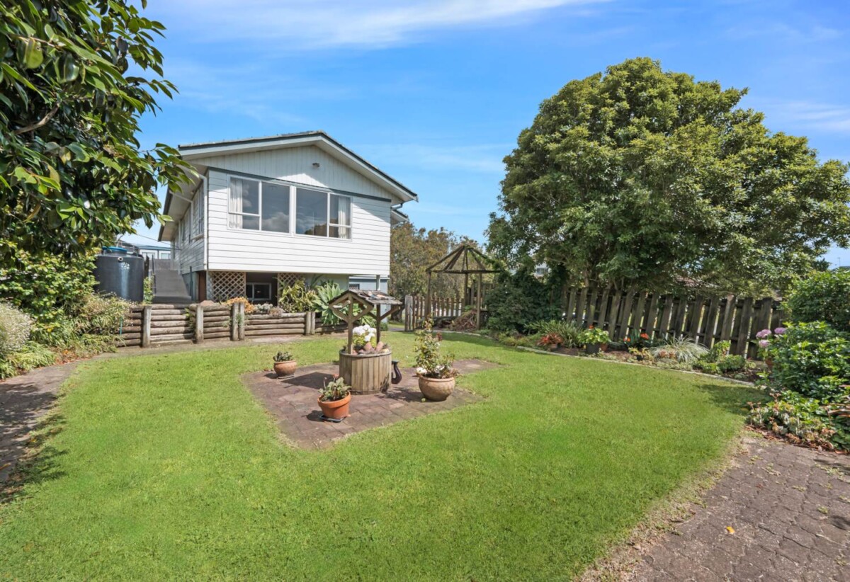 Botany Downs School zone, 4 beds house on 814m2 section, close to schools , shopping centres, 21 Kurnell Drive, Botany Downs, Auckland