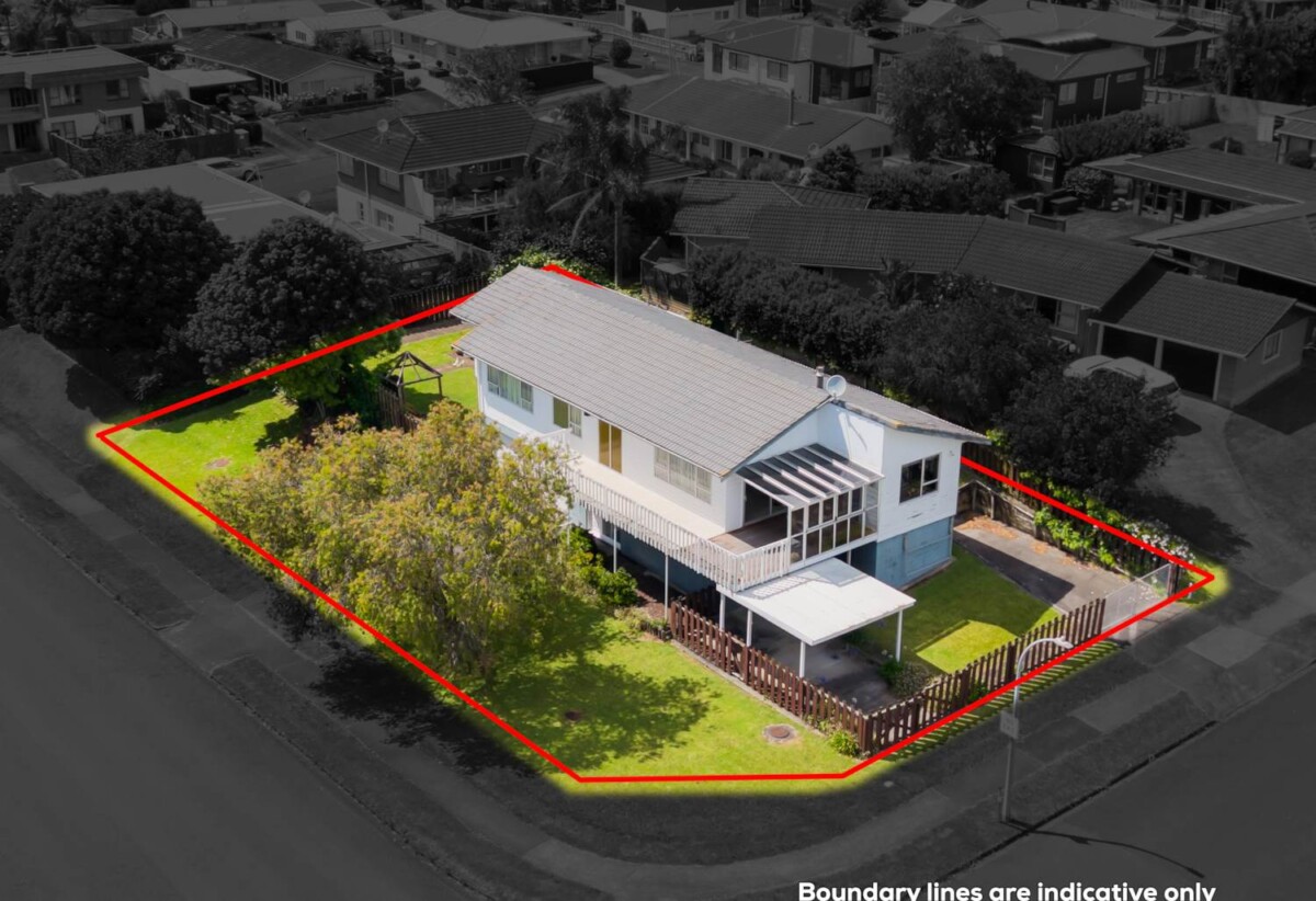 Botany Downs School zone, 4 beds house on 814m2 section, close to schools , shopping centres, 21 Kurnell Drive, Botany Downs, Auckland