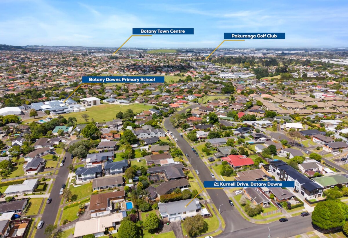 Botany Downs School zone, 4 beds house on 814m2 section, close to schools , shopping centres, 21 Kurnell Drive, Botany Downs, Auckland