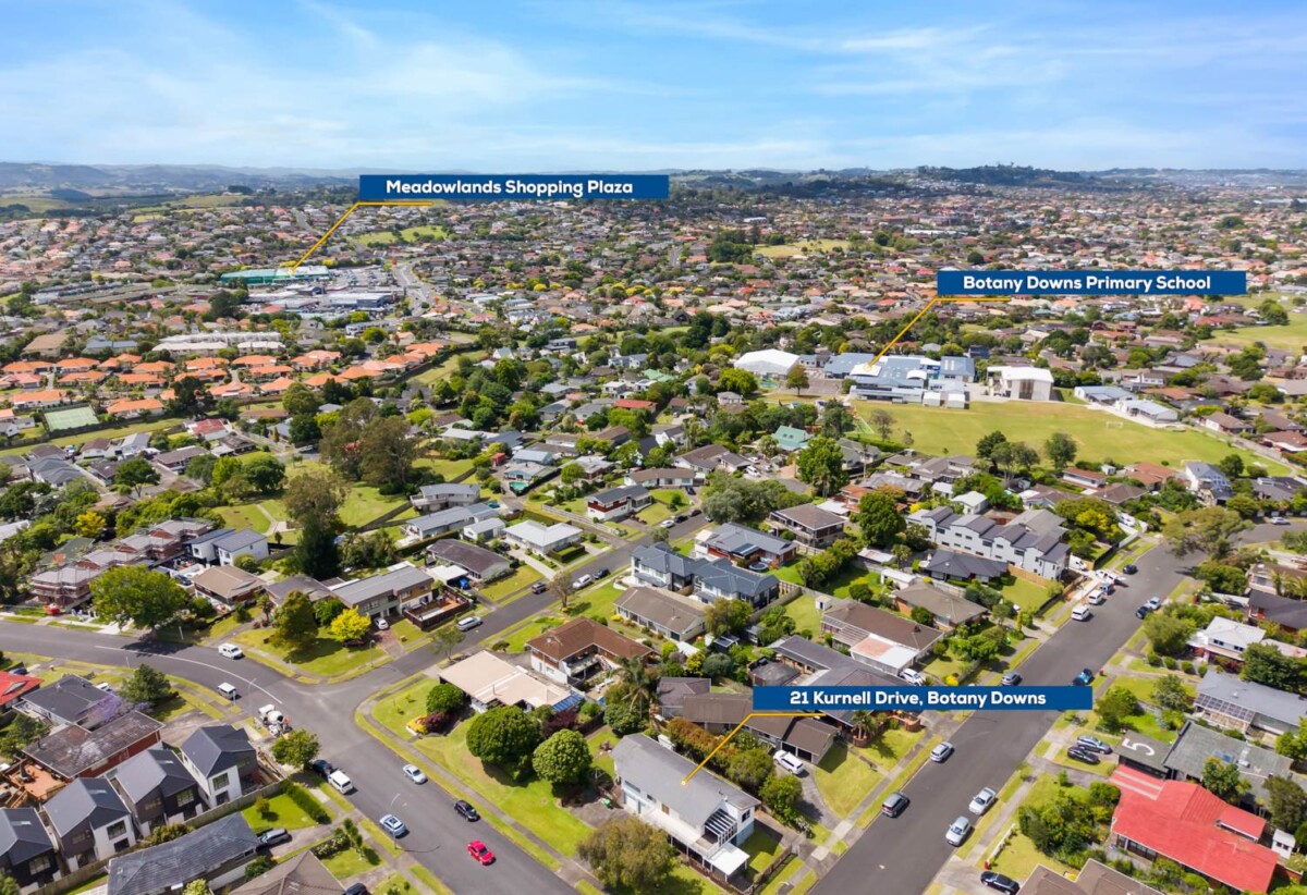 Botany Downs School zone, 4 beds house on 814m2 section, close to schools , shopping centres, 21 Kurnell Drive, Botany Downs, Auckland