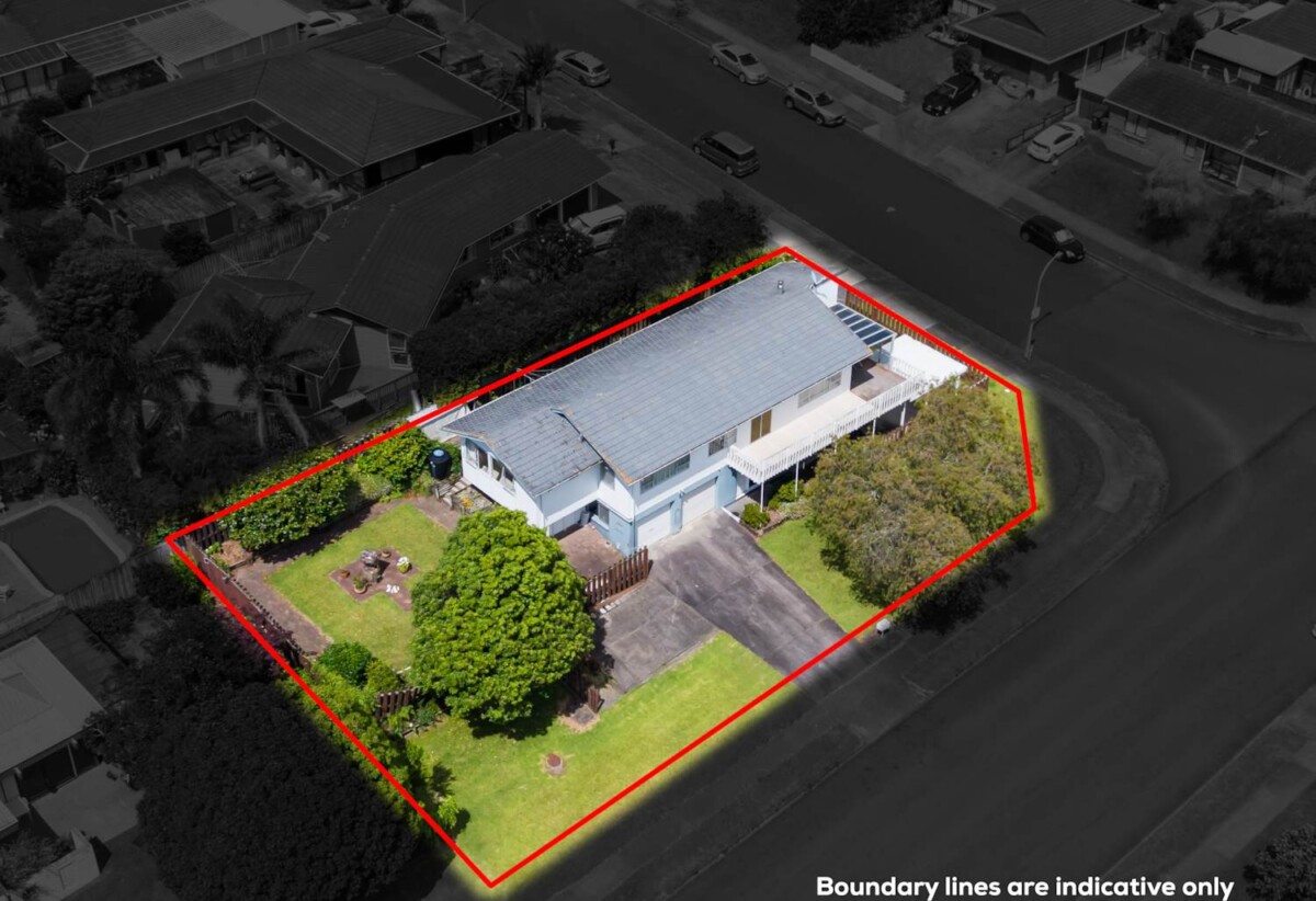 Botany Downs School zone, 4 beds house on 814m2 section, close to schools , shopping centres, 21 Kurnell Drive, Botany Downs, Auckland