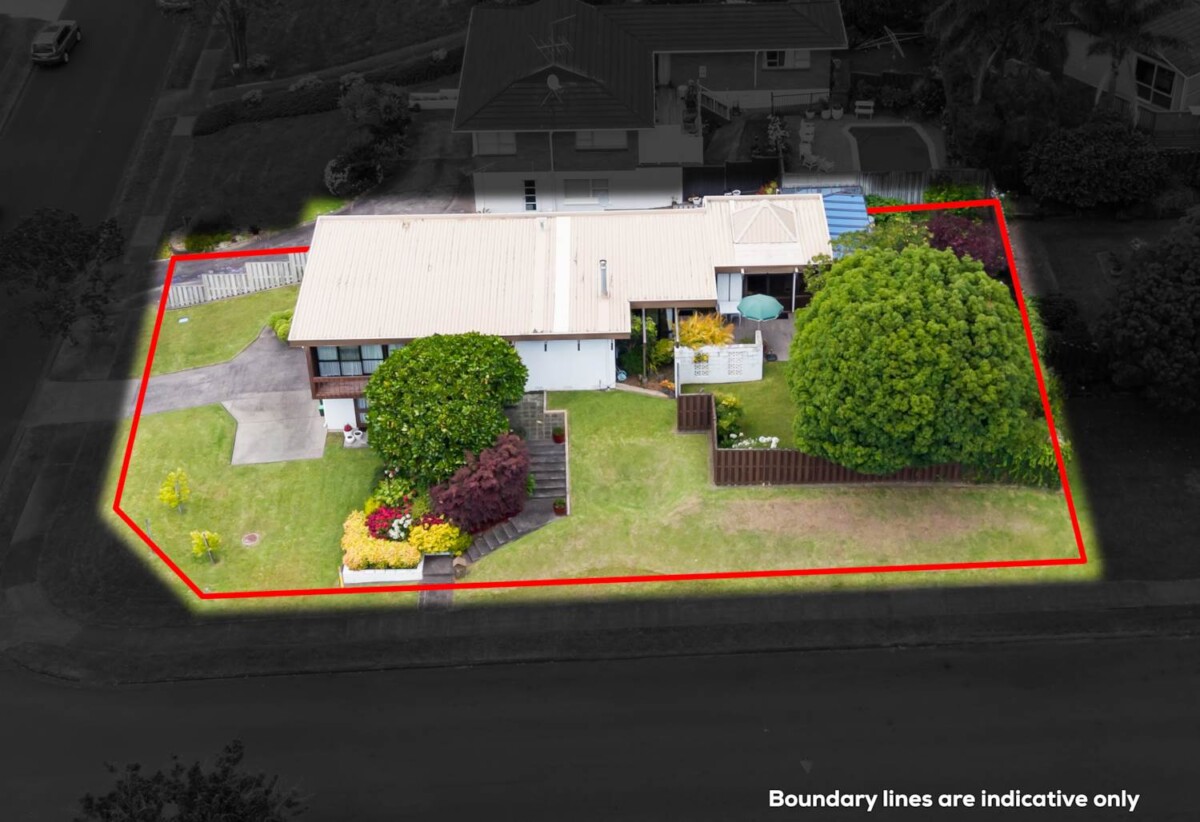 Botany Downs School zone, 4 beds house on 814m2 section, close to schools, shopping centres, 23 Kurnell Drive, Botany Downs, Auckland