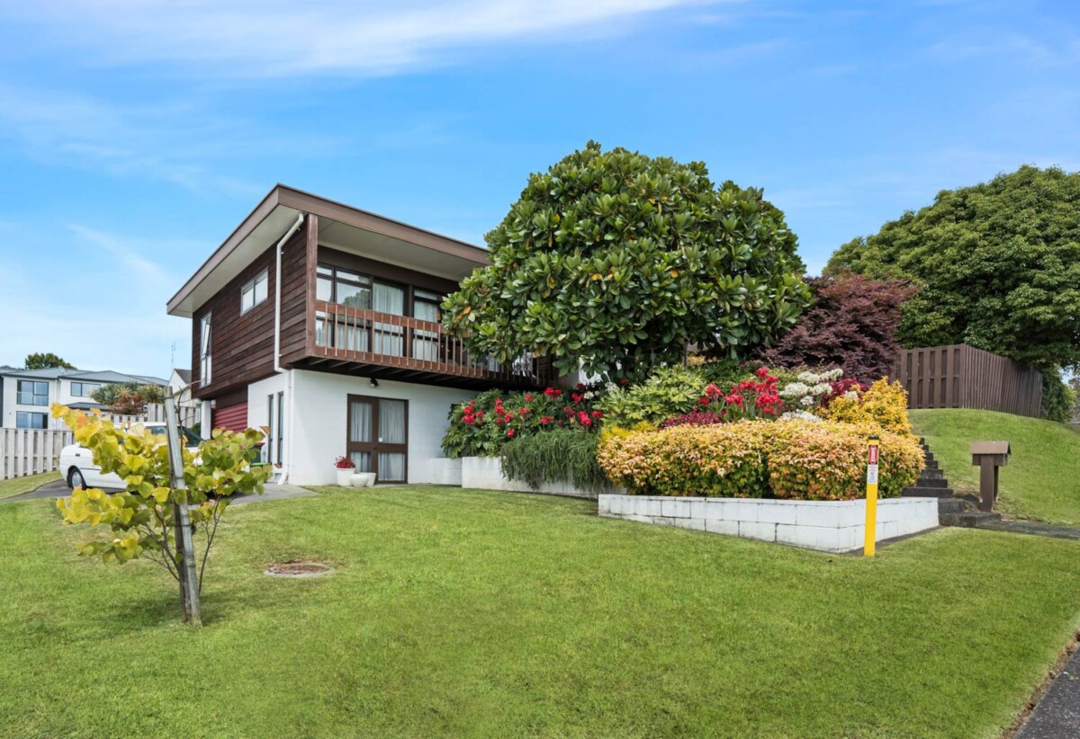 Botany Downs School zone, 4 beds house on 814m2 section, close to schools, shopping centres, 23 Kurnell Drive, Botany Downs, Auckland