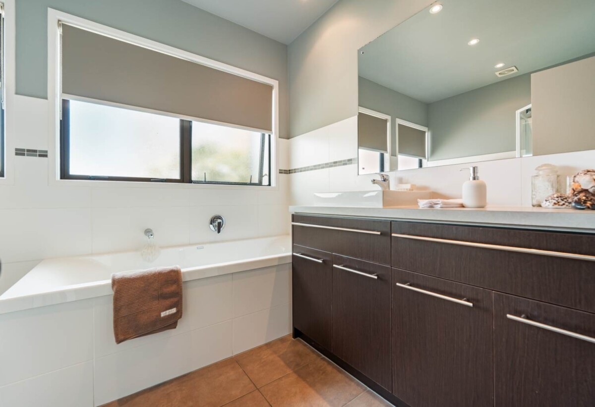 Botany Downs School zone, 4 beds house on 814m2 section, close to schools, shopping centres, 23 Kurnell Drive, Botany Downs, Auckland