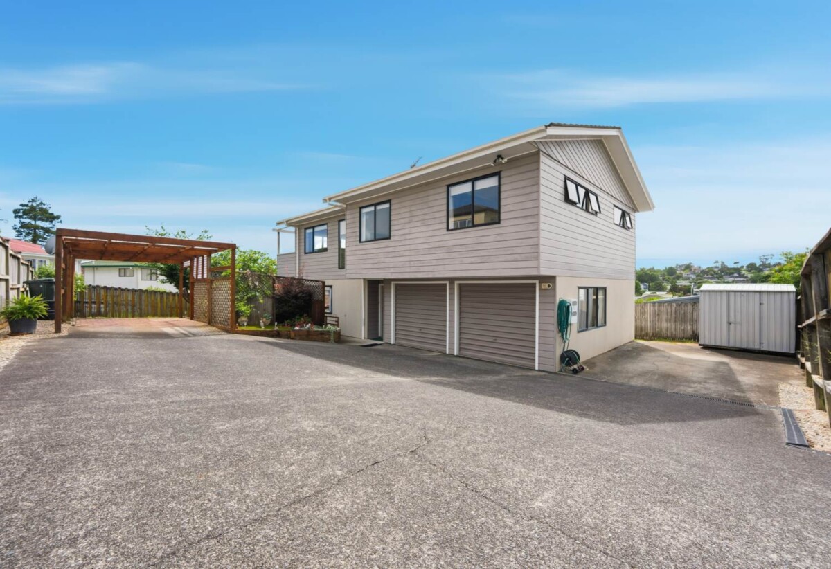 200m2 3 beds house on 554m2 section, with downstairs large rumpus room with its own kitchenette, close to schools, shops, beach, 72A Elliot Street, Howick, Auckland