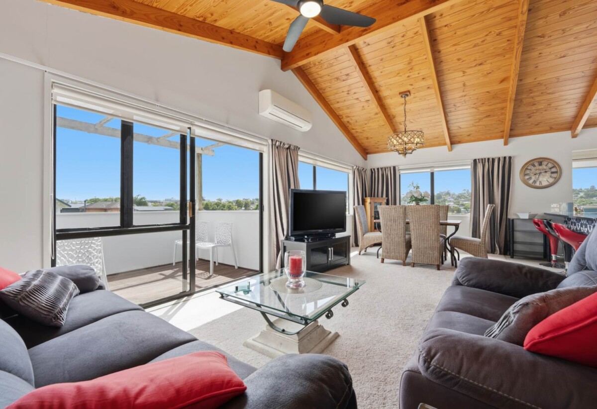 200m2 3 beds house on 554m2 section, with downstairs large rumpus room with its own kitchenette, close to schools, shops, beach, 72A Elliot Street, Howick, Auckland