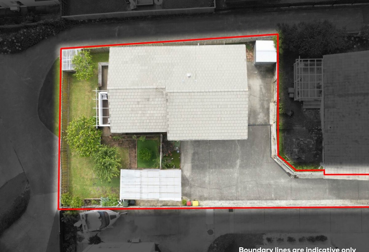 200m2 3 beds house on 554m2 section, with downstairs large rumpus room with its own kitchenette, close to schools, shops, beach, 72A Elliot Street, Howick, Auckland